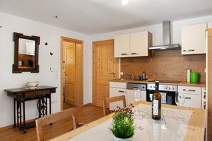 Fridge, microwave, oven, stovetop - Apartment 'Ferienwohnung Felix' with Balcony and Wi-Fi (Meßstetten)