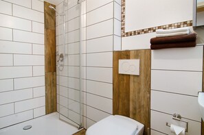 Douche, sèche-cheveux, serviettes fournies