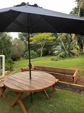 Outdoor dining - Cozy Golf Course Retreat in tranquil Tamborine Mountain with WiFi, AC (Tamborine Mountain)