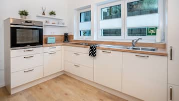 Fridge, oven, stovetop, dishwasher