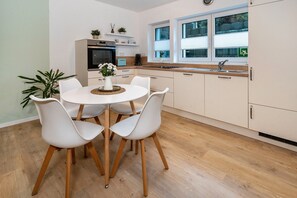 Fridge, oven, stovetop, dishwasher - Apartment 'Ferienwohnung Familie Busam' with Private Terrace and Wi-Fi (Oberkirch)