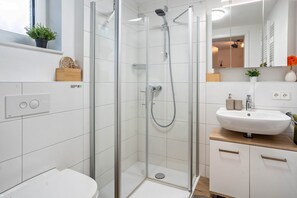 Suihku, ilmaiset hygieniatuotteet, hiustenkuivaaja, pyyhkeet