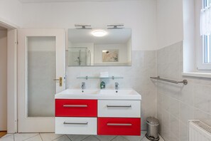 Shower, hair dryer, towels - Apartment '9' with Private Terrace, Private Garden and Wi-Fi (Bad Bellingen)