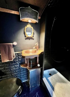 Secador de pelo, toallas, jabón, papel higiénico