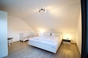 1 bedroom, travel cot, WiFi - Bright, modern vacation apartment in Norddeich (Norden)