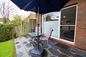 Outdoor dining - Bright, modern vacation apartment in Norddeich (Norden)