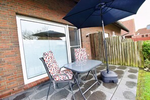 Outdoor dining - Bright, modern vacation apartment in Norddeich (Norden)