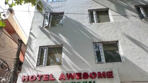 L'ingresso di un hotel con un cartello che riporta la scritta 'HOTEL AWESOME INTERNATIONAL'.