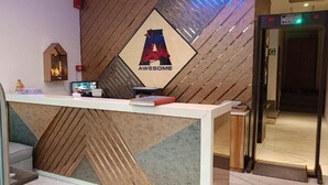 Una reception con un logo, un piccolo altarino e un monitor per computer.