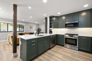 Kjøleskap, mikrobølgeovn, ovn og kokeplater