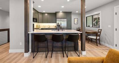 Newly Remodeled Red Maple Tree Cottage with Air Co