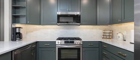 Geladeira, micro-ondas, fogão, cooktop