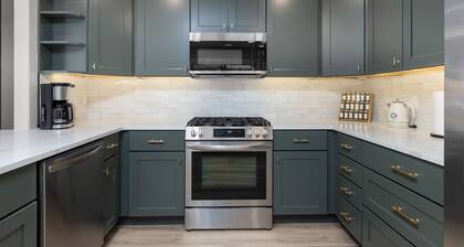 Newly Remodeled Red Maple Tree Cottage with Air Conditioning!