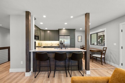 Newly Remodeled Red Maple Tree Cottage with Air Conditioning!