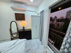 1 bedroom, iron/ironing board, WiFi, bed sheets - Bandra bliss-1BHK with City View in Bandra West (Mumbai)