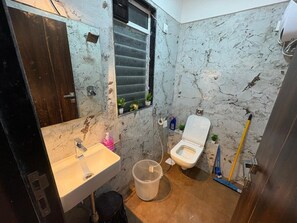 Dusch, hårtork, bidé och handdukar