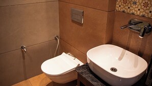ห้องดีลักซ์, วิวสวน | ห้องน้ำ | ฝักบัว, ผ้าเช็ดตัว, สบู่, ยาสระผม