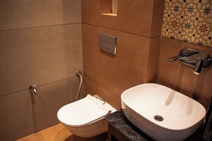 Deluxe Room, Garden View | Bathroom | Shower, towels, soap, shampoo