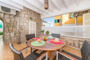 Outdoor dining - Xarus 1 - Apartment In Marina Manresa. Free Wifi (Es Barcarès (alcÚdia), Illes Balears)