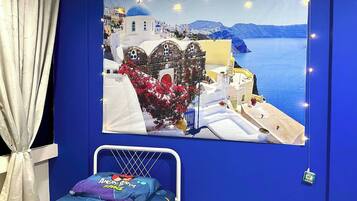 5 bedrooms, iron/ironing board, WiFi, bed sheets