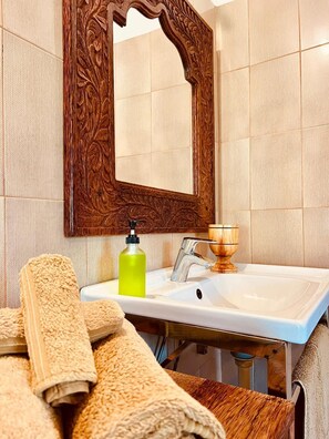 Comfort-Doppelzimmer, Meerblick | Badezimmer | Dusche, Handtücher, Seife, Toilettenpapier