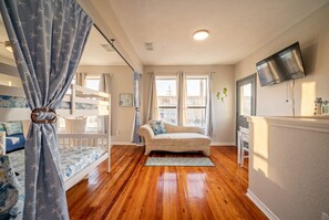 3 chambres, bureau, fer et planche à repasser, lit de bébé portatif