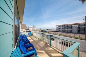 Terrace/patio - Seawall Sunrise: Steps to Beach, Dining, and Fun! (Galveston)