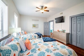 3 chambres, bureau, fer et planche à repasser, lit de bébé portatif