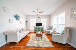 Smart TV - Seawall Sunrise: Steps to Beach, Dining, and Fun! (Galveston)