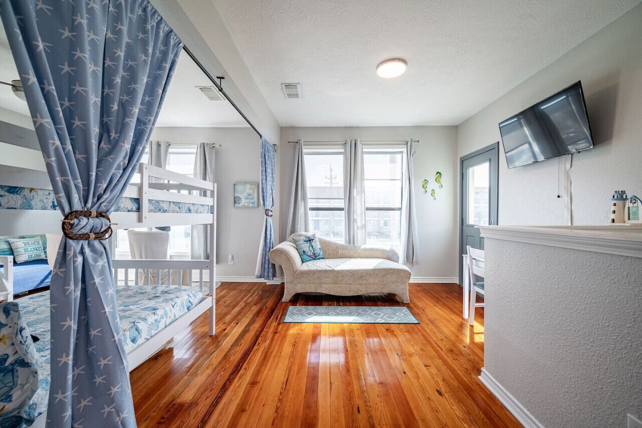 3 habitaciones, escritorio y tabla de planchar con plancha 