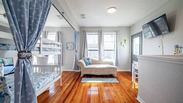 3 habitaciones, escritorio y tabla de planchar con plancha