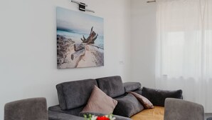 公寓 (Two Bedroom Apartment with Terrace) | 客廳 | 32-吋平面電視，提供有線頻道