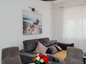 Appartement (Two Bedroom Apartment with Terrace) | Woonkamer | Een 32-inch flatscreentelevisie met kabelzenders