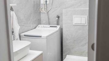 Apartment (Two Bedroom Apartment with Terrace) | Bathroom | Shower, towels