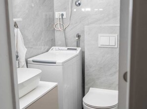 아파트 (Two Bedroom Apartment with Terrace) | 욕실 | 샤워 시설, 타월