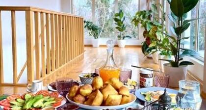 Biona Farm: Cozy Double Room with Scenic Garden View