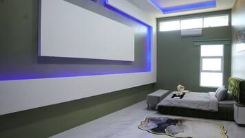 Un dormitorio moderno con una cama grande, una mesita de noche pequeña, una alfombra original y un amplio ventanal con luz natural.
