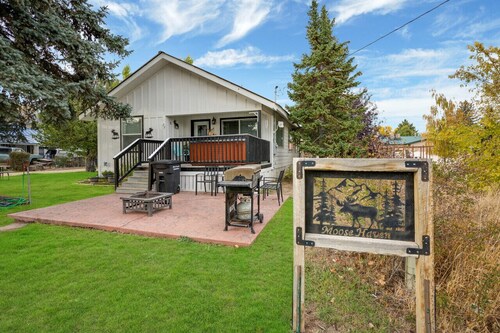 Moose Haven | Pet Friendly, Hot Tub, Walk 2 Lake, Huge Yard, AC