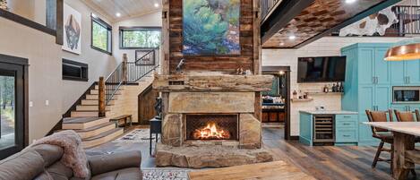 Una Smart TV, una chimenea, un futbolín