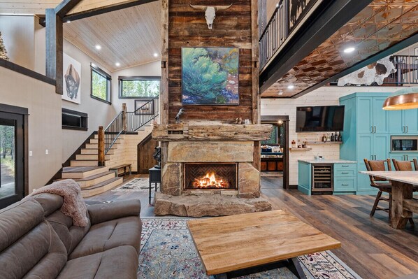 Een smart-tv, een open haard en tafelvoetbal