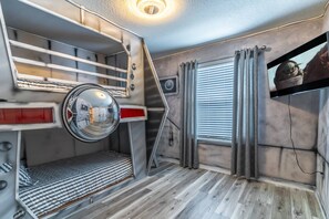 5 bedrooms, iron/ironing board, free WiFi, bed sheets