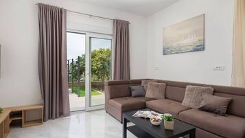 Departamento (Two Bedroom Apartment with Terrace) | Sala de estar | Televisión de pantalla plana de 32 pulgadas con canales digitales