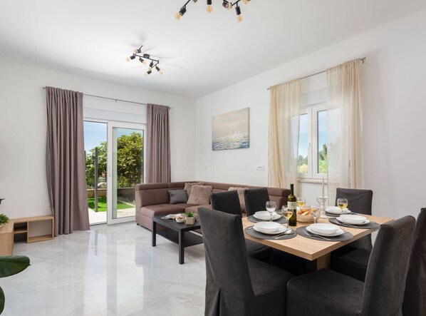 Apartment (Two Bedroom Apartment with Terrace) | Living room