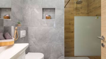 Apartemen (Two Bedroom Apartment with Terrace) | Kamar mandi | Shower dan handuk