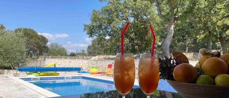 Villa (Three Bedroom Villa with Pool and Gar) | Udendørs pool | Sæsonbestemt udendørs pool, liggestole