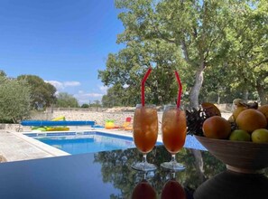 Villa (Three Bedroom Villa with Pool and Gar) | Utendørsbasseng | Sesongbasert utendørsbasseng og solsenger