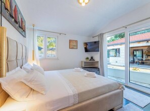 Villa (Three Bedroom Villa with Pool and Gar)