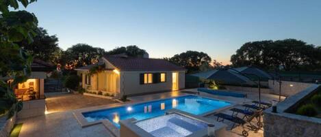 Villa (Three Bedroom Villa with Pool and Gar) | Außenbereich