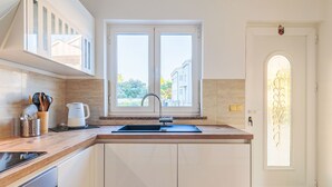 冰箱、烤箱、洗碗  机、厨具/餐具