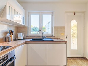 Réfrigérateur, un four, lave-vaisselle, vaisselle et ustensiles